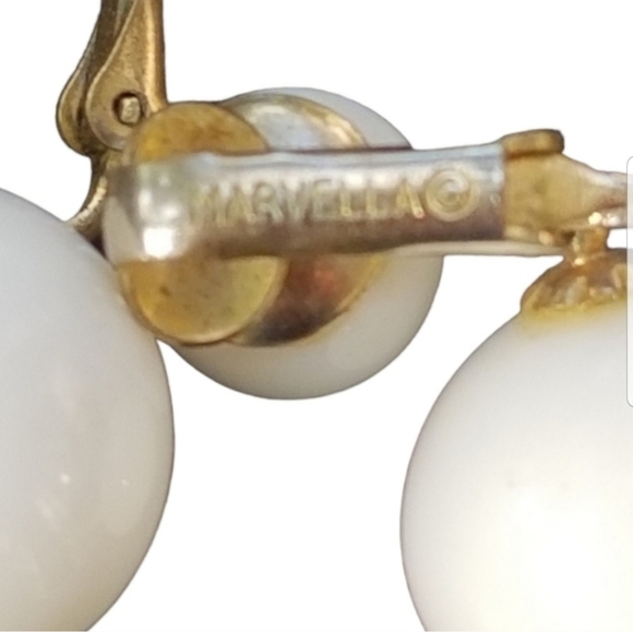MARVELLA 60S WHITE BEAD & GOLDTONED DROP CLIP ON EARRINGS - Picture 3 of 3